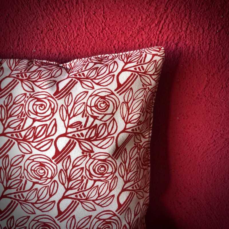 Detalle Funda de cojín en algodón 100%, en rojo y blanco, inspirado en las fachadas modernistas de Barcelona