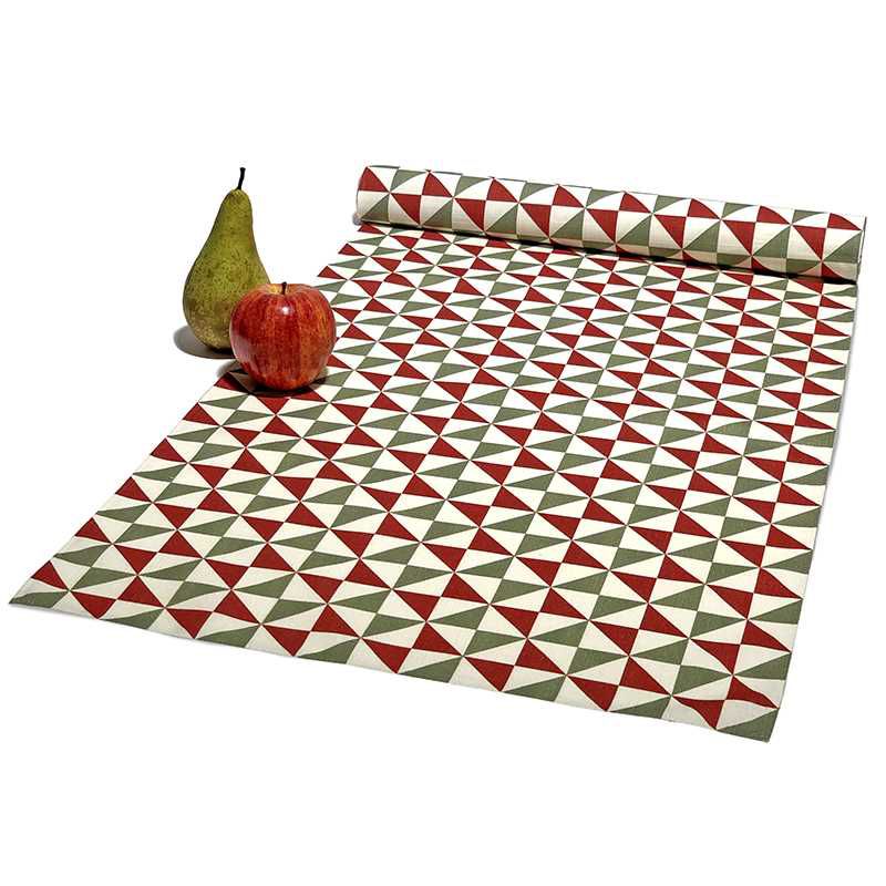 Camino de mesa de tela de algodón de la colección Baldosas. Triángulos rojos, verdes y blancos