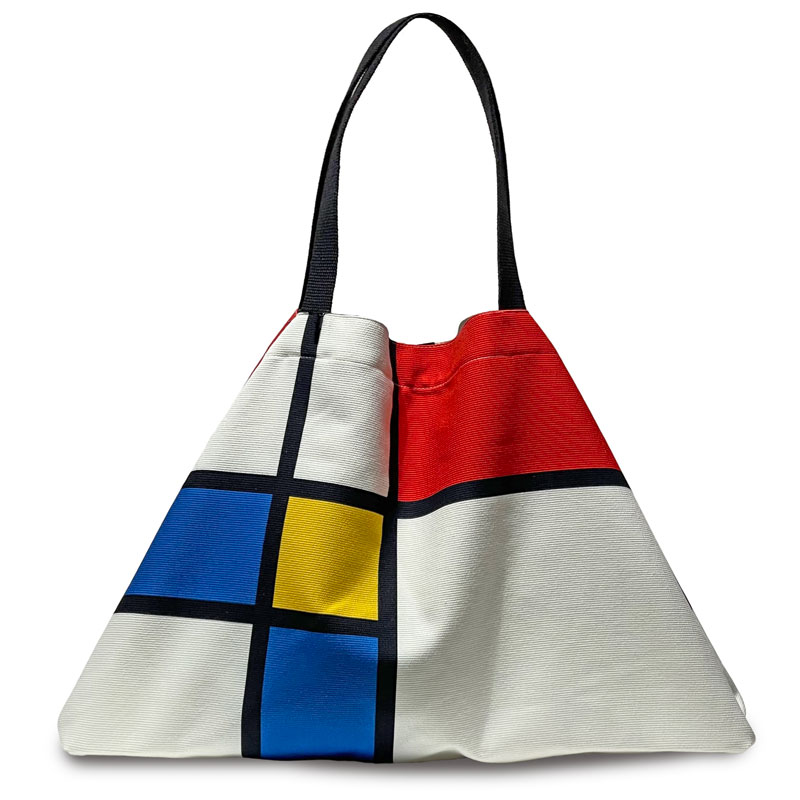 Bolsa de gran tamaño en colores blanco y azul con asas rojas y amarillas