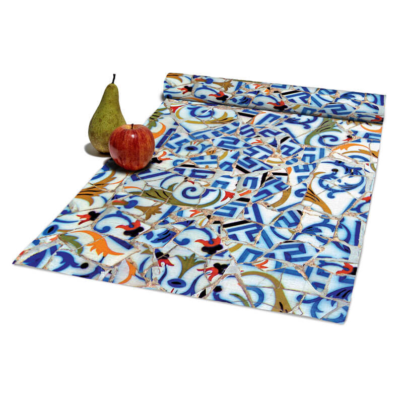 Cotton table runner inspired by Gaudí's mosaics, in blue, white and orange