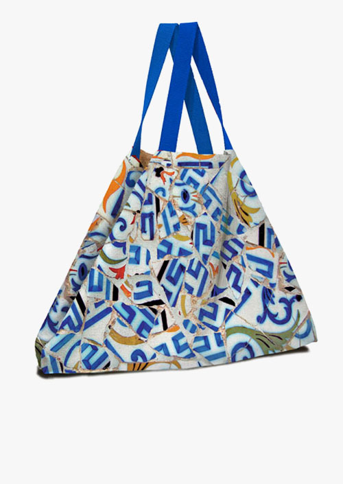 Oversized bag inspired by Antoni Gaudí's trencadís technique