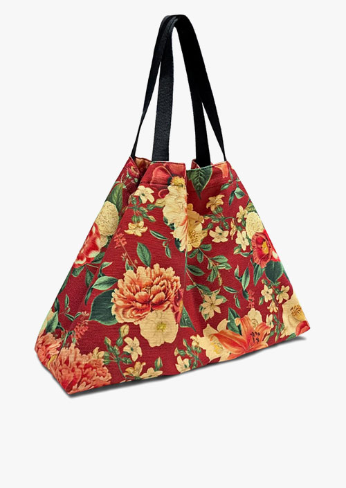 Bolso de algodón con diseño de flores sobre un fondo color granate