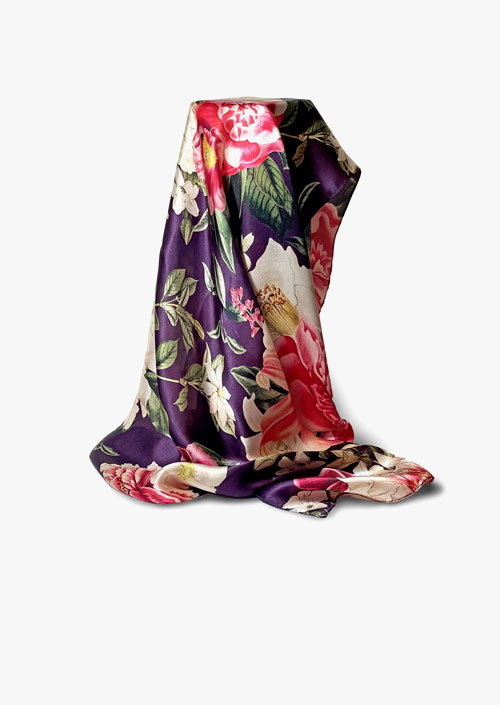 Pañuelo de raso de seda con diseño floral sobre fondo color berenjena