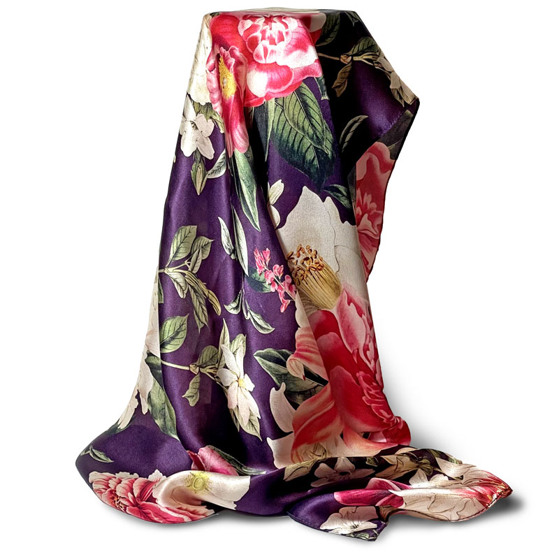 Foulard de raso de seda cuadrado con diseño floral sobre fondo berenjena