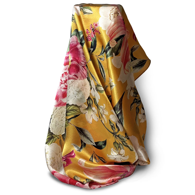 Foulard de raso de seda cuadrado con diseño floral sobre fondo ocre