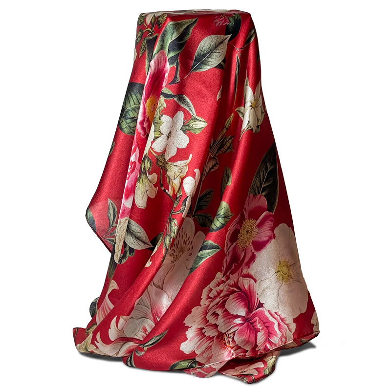 Foulard de raso de seda cuadrado con diseño floral sobre fondo burdeos