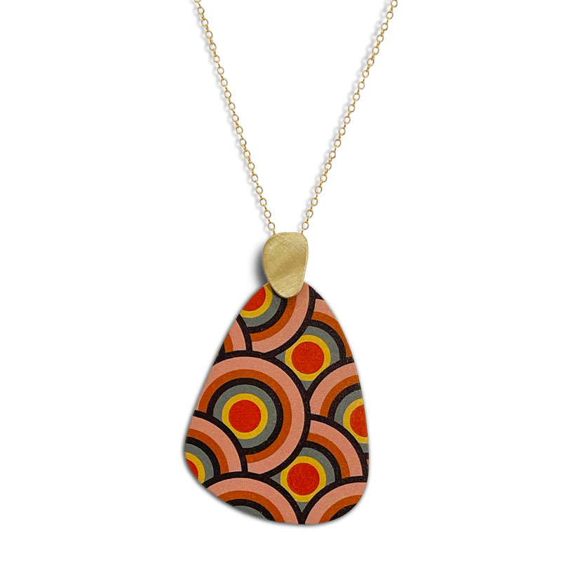 Necklace with a colorful design inspired by the 70s