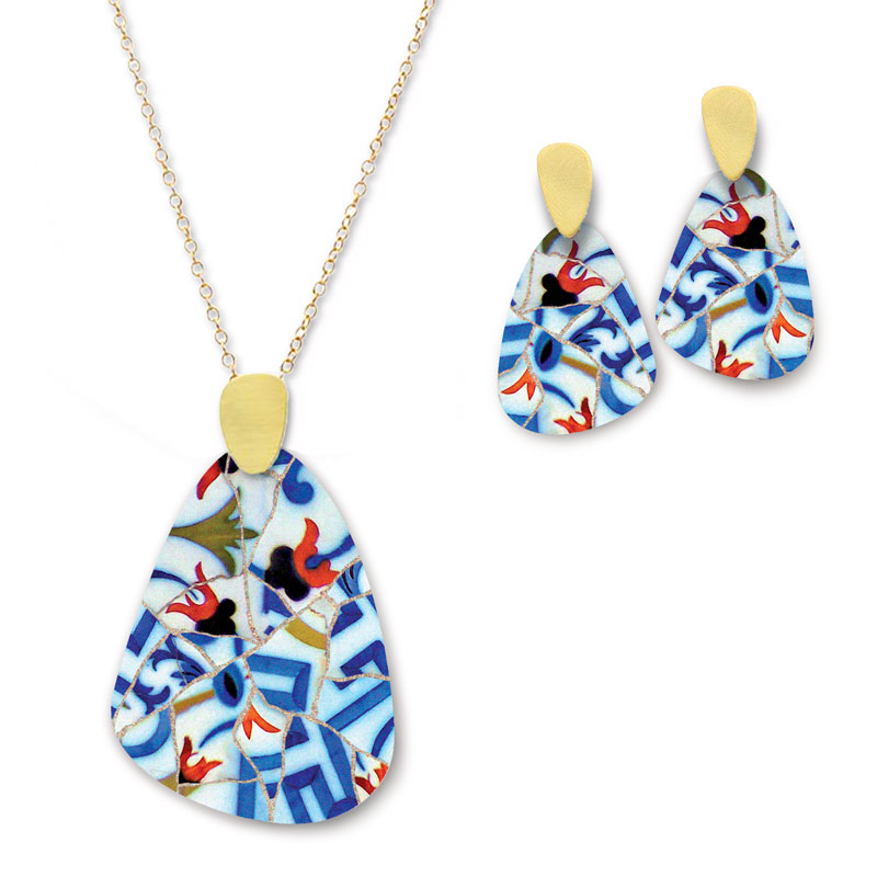 Set of necklace and earrings with trencadis design