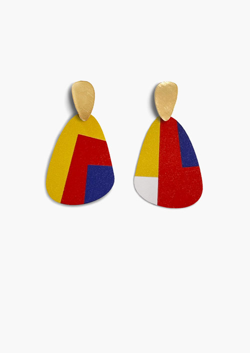 Earrings with geometric design in primary colors
