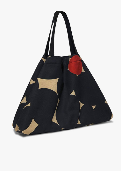 Large format bag in neutral colors and rounded shapes